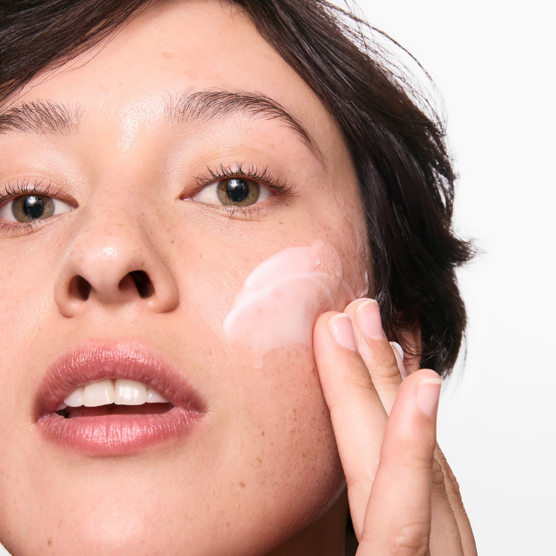 hydrating-cleanser-and-oil-free-moisturizer-duo-f4 01_LYDIA_12_APPLICATION_OMEGA_SUPERSIZE_036_1_8483aad9-c9a3-46f0-b735-539c739306ac.jpg