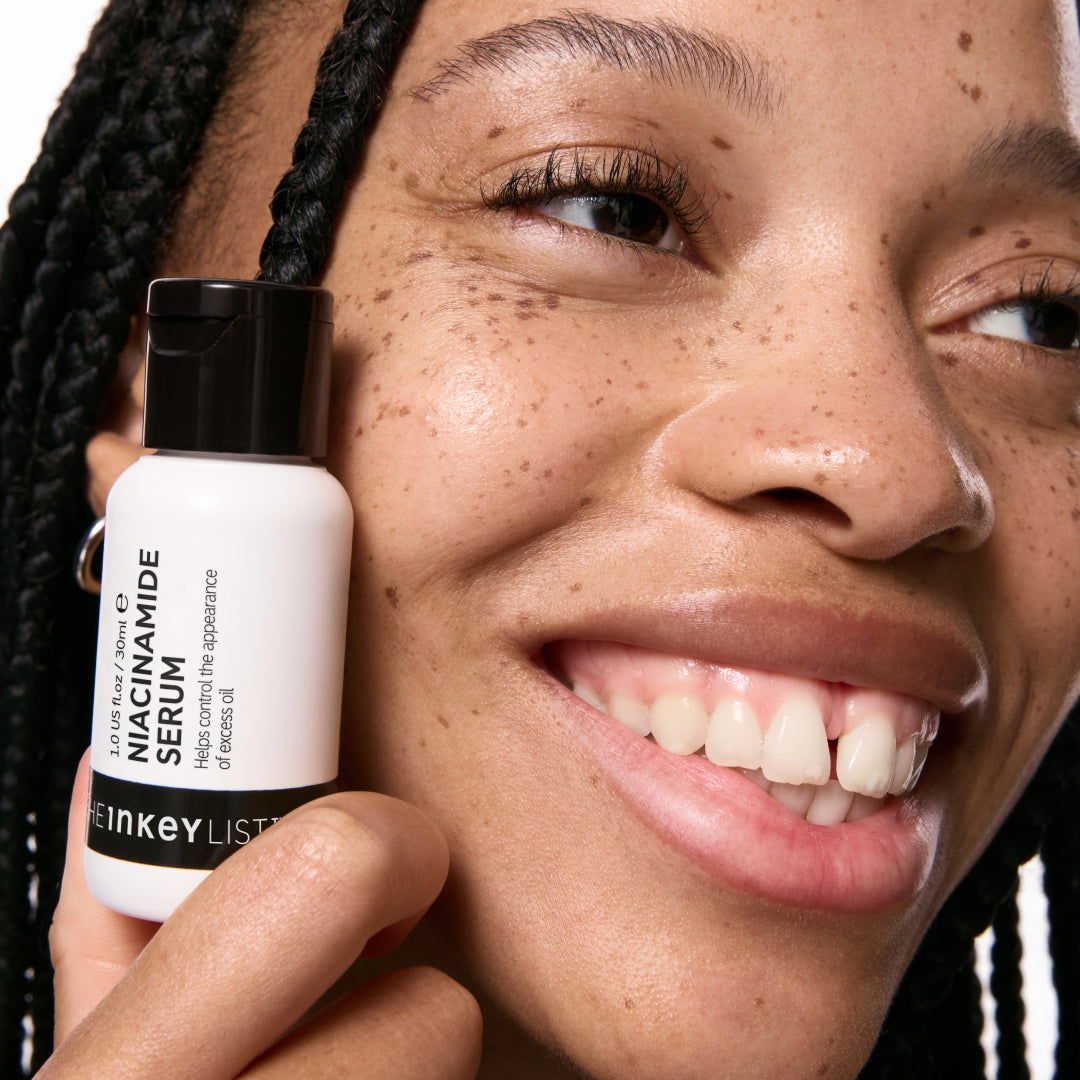 10-niacinamide-serum-duo-t1 Model01_d6be0920-41bd-4df2-8281-5a1face2e177.jpg